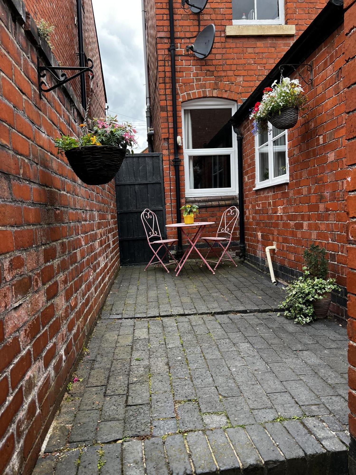 Appartamento Cartref - Fully Equipped And Stunning Town Flat Shrewsbury Esterno foto